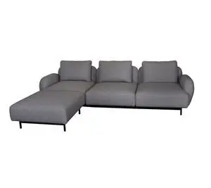 Mørkegrå 3-personers sofa med chaiselong til højre, lave armlæn, slanke sorte ben og enkle linjer.